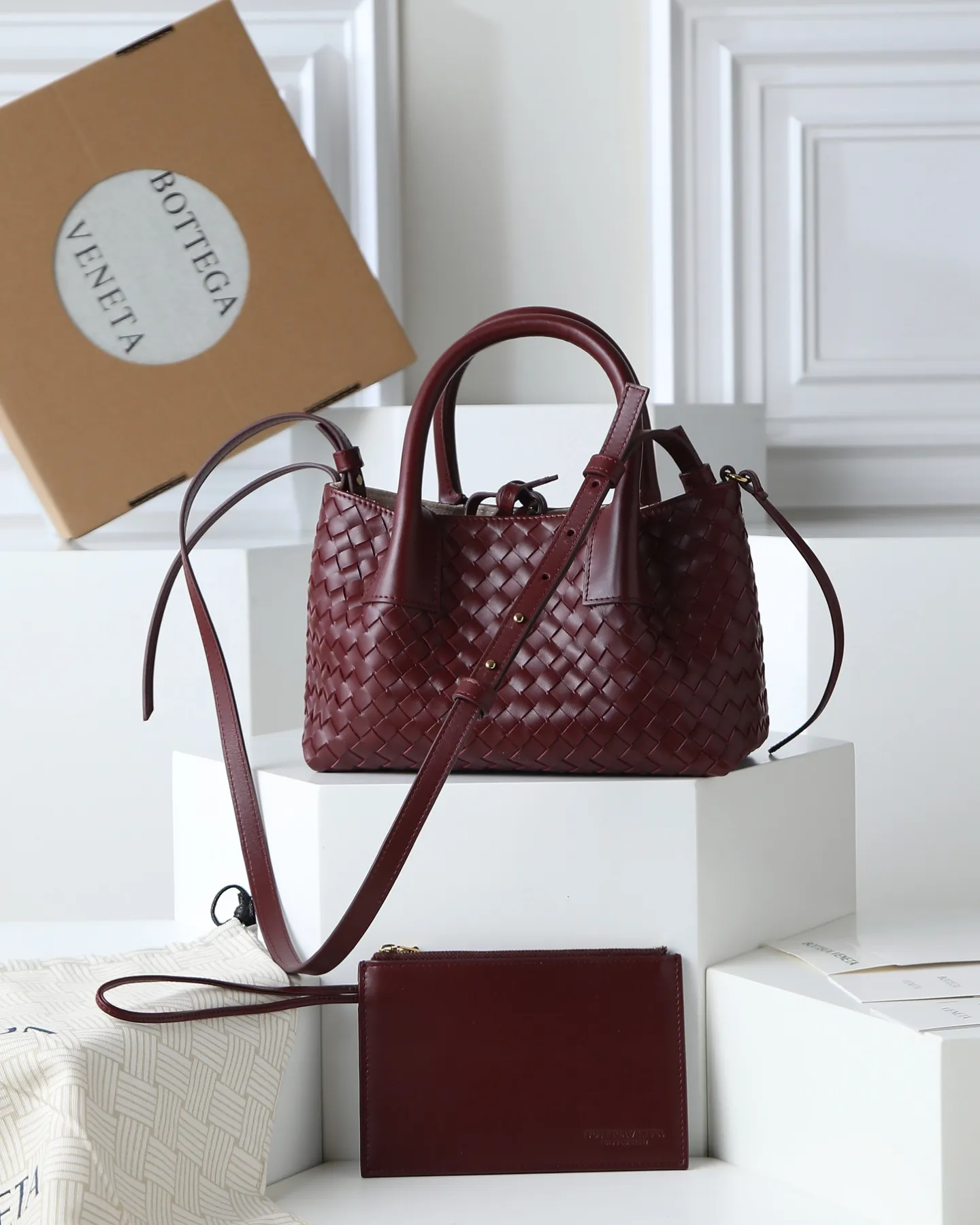 1000. BOTTEGA VENETA's 2025 new product pinacoteca has super soft leather, and the weaving function, practicality and relaxed fashion sense have not been lost ❤️‍🔥Amway is a must-have bag for sisters when going out. The size also accurately meets the commuting needs of urban beauties, and it can fit everything! ! ! 🔥The capacity should not be underestimated~ It doesn’t pick the person, the occasion, or the occasion. With its majestic curved outline, exquisite woven texture, delicate edges and rounded handles, this woven vegetable basket bag truly achieves the goal of “dressing up and being fashionable without getting in the way”~ Are you interested in Jimei? Style number: 819004 Size: 24*15*12cm